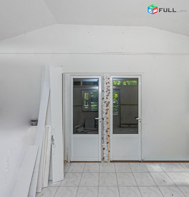 Վարձով է տրվում  կոմերցիոն տարածք։ For rent կոդ G2261