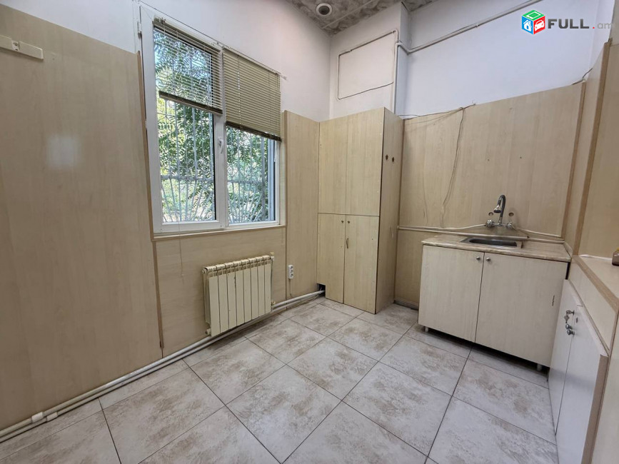  Աբովյան փողոցում,  վարձով է տրվում ապակյա ճակատով կոմերցիոն տարածք։ For rent կոդ G2068