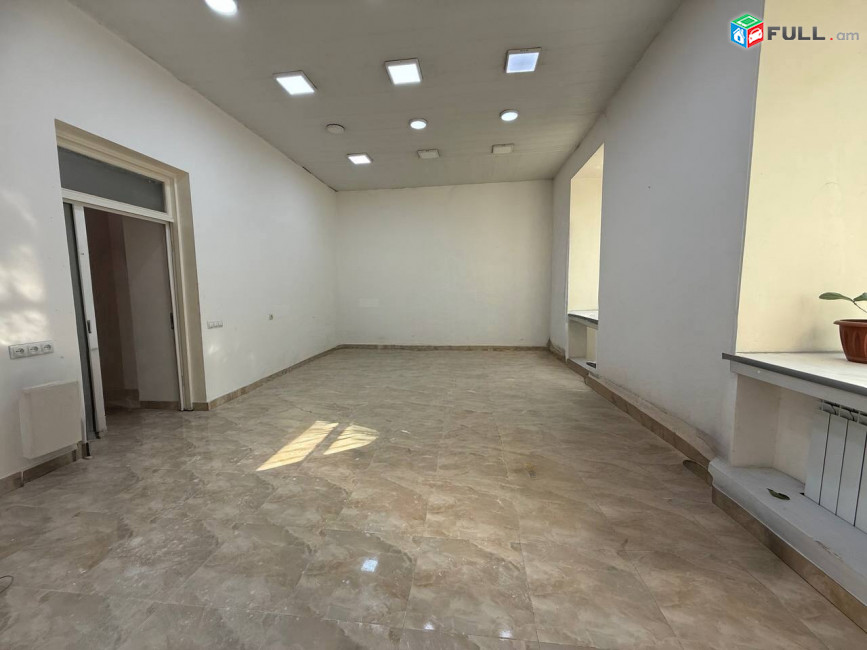  Աբովյան փողոցում,  վարձով է տրվում ապակյա ճակատով կոմերցիոն տարածք։ For rent կոդ G2068