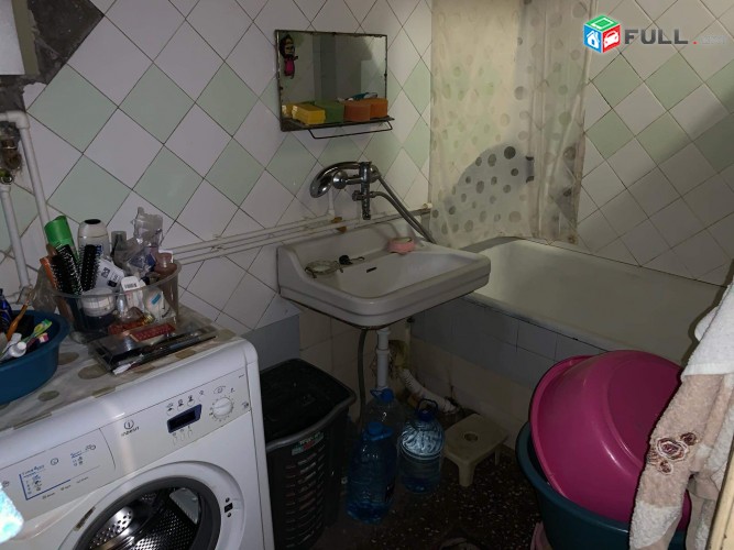 Վաճառվում է 3 սենյականոց բնակարան   Արաբկիրում: Մամիկոնյանց փողոցում