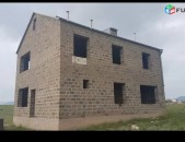 Վաճառվում է հողատարածք իր շինությամբ Ձորաղբյուր գյուղում: Ունի 2 հարկ, հողատարածքը շինության հետ միասին 1200քմ: